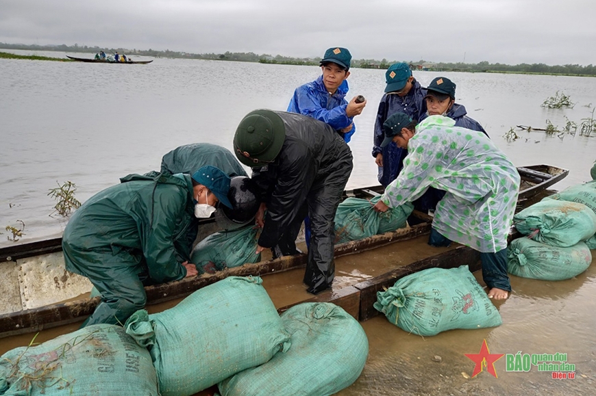 Quân khu 4 dồn sức ứng phó với mưa lũ